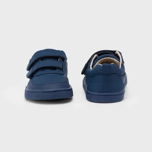 Deportiva respetuosa niña y niño