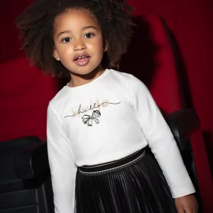 Camiseta con coletero  y falda plisada niña